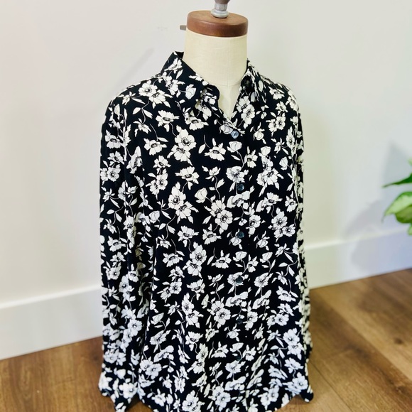CYBER SALE🕊️Liz claiborne black floral button down oversized layering blouse - Picture 2 of 9